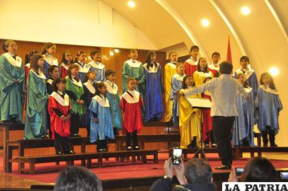 Coro Infantil del Colegio Santa Teresa de La Paz en el Salón Libertad
