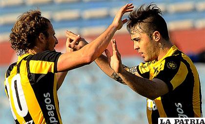 Forlán y Bengoechea celebran el gol de Peñarol