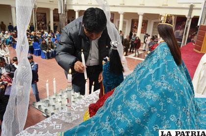 El gobernador Vásquez prendió dos velas a la Virgen del Socavón