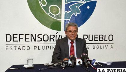 El Defensor del Pueblo, Rolando Villena, en conferencia de prensa /APG