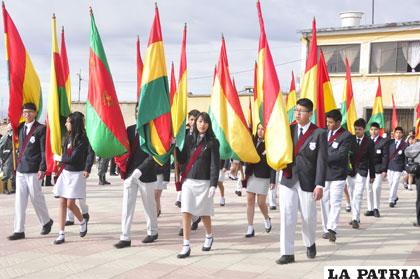 Estudiantes del colegio Americano portaron la primera, segunda y tercera bandera de Bolivia
