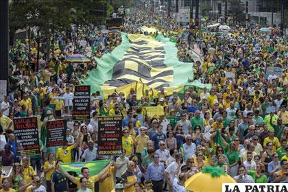 Manifestantes protestan contra el gobierno de Dilma Rousseff /efe.com