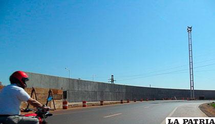 Muro construido para separar la frontera entre Argentina y Paraguay /.tvn-2.com