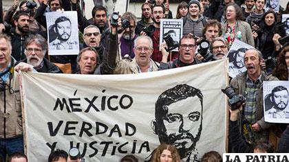 Reporteros gráficos en protesta por el asesinato del fotoperiodista mexicano Rubén Espinosa /prensa.com