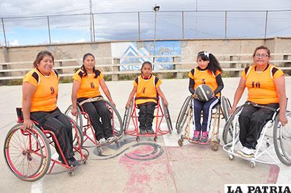 Jugadoras de básquetbol sobre silla de ruedas