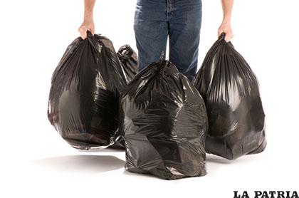 Los residuos orgánicos deben depositarse en el contenedor o bolsa negra