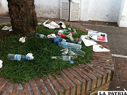 Dos millones de botellas plásticas o envases de soda son tiradas cada cinco minutos