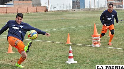 Méndez y Ojeda, jugadores del cuadro de San José en el entrenamiento de ayer