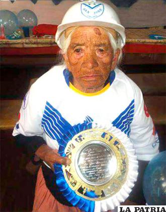 Alicia Tobar con la casaca de San José