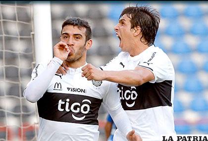 José Núñez celebra con su compañero la victoria de su equipo el Olimpia /foxsportsla.com