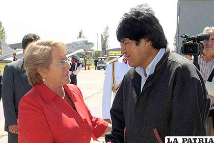 Michelle Bachelet y Evo Morales muestran gestos de cordialidad durante una reunión internacional /dipubli.org