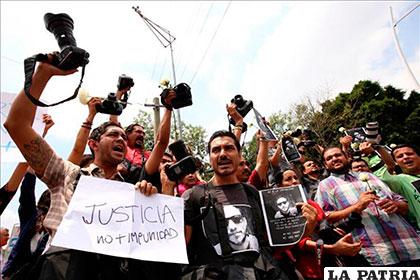 Periodistas mexicanos exigen esclarecimiento del asesinato del  fotógrafo  Rubén Espinosa /diarioextra.com
