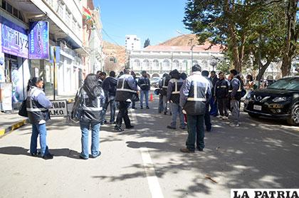 Los trabajadores bloquearon el paso en la plaza 10 de Febrero