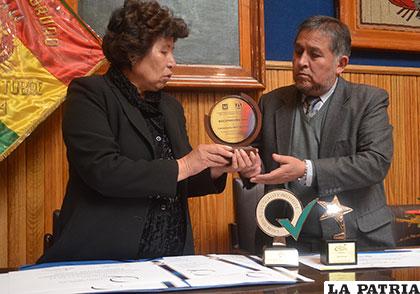 La gerente de Spectrolab, Rosario Men, entrega los premios al rector Antezana