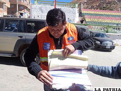 Jefe de personal de Nanjing, Erick Malpartida muestra la documentación