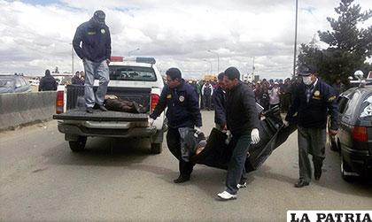 Levantamiento de los cadáveres del taxista y del minero que fueron asaltados /APG/Foto archivo