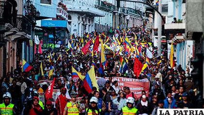 Indígenas y sindicatos marchan contra el gobierno de Correa y exigen la libertad de sus compañeros /telemetro.com