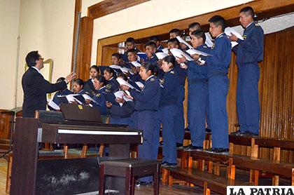 El coro de la Escuela Militar de Música de la Fuerza Aérea Boliviana