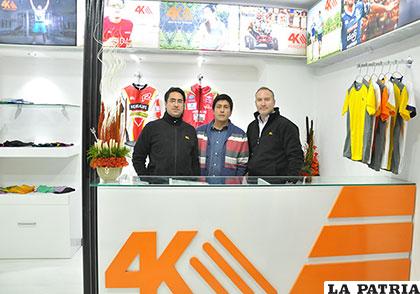 Representantes de la marca 4KM junto a Gerónimo Beltrán