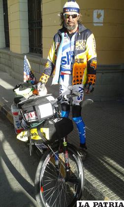 Álvaro Pérez junto a su bicicleta