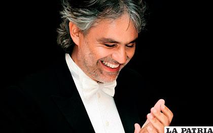 El cantante Andrea Bocelli al recibir el aplauso de su público /taquilla.com