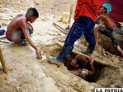 Trabajadores en minas de oro en Filipinas
