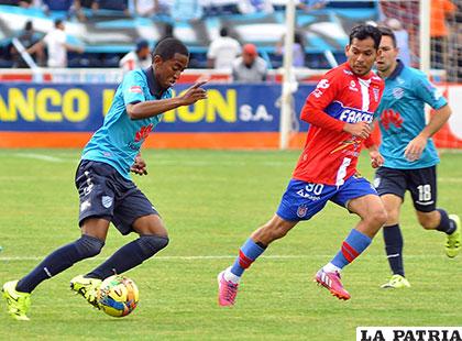 Arrascaita avanza con balón dominado ante la marca de Bejarano /APG