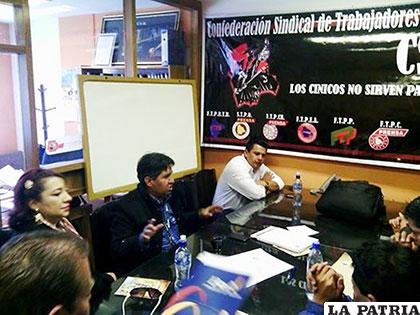 El ejecutivo de la prensa, Héctor Aguilar junto a su directorio
