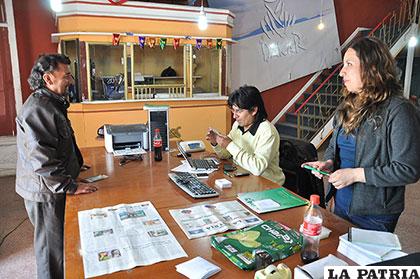 Dirigentes de Abaiem en la carnetización en Oruro