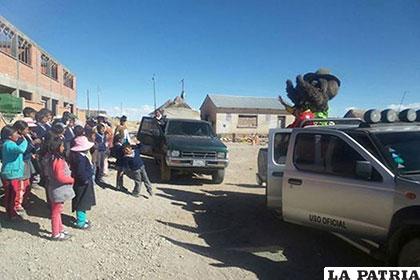 Paquito se despide de los niños en una de las poblaciones de Huari