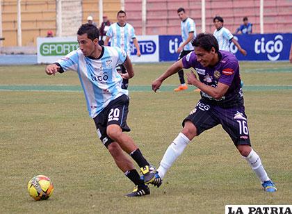 Maximiliano Andrada domina el balón ante la marca de Diego Terrazas /APG