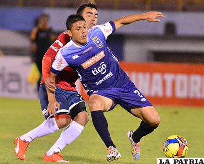 Hurtado (Blooming) intenta dominar la pelota /APG