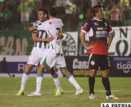 Saucedo anotó un golazo, es felicitado por su compañero