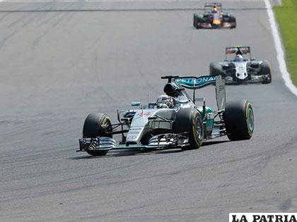 Hamilton toma la delantera en el inicio de la competencia /FOXSPORTSLA.COM