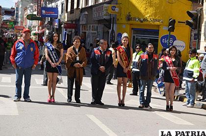 La comitiva que participó de la Entrada Universitaria a la cabeza del rector Carlos Antezana