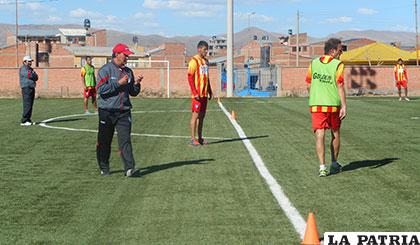 Ayer durante el entrenamiento, Leeb tiene el apoyo de Apaza 