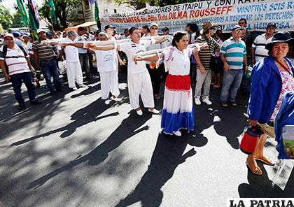Ex obreros de la hidroeléctrica paraguayo-brasileña Itaipú protestan crucificados /pulsoslp.com.mx