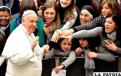 Mujeres piden la bendición del Papa Francisco /publinews.gt