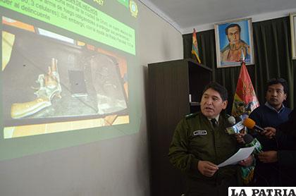 El director de la Felcc, teniente coronel Iván Luizaga en conferencia de prensa
