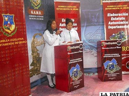 Alumnas del Liceo Oruro en su explicación del Estatuto Autonómico de Oruro