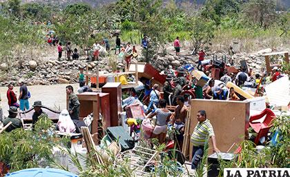 Cientos de colombianos cargan sus pertenencias por el río Táchira desde Venezuela /minuto30.com