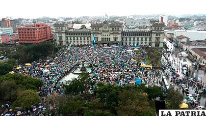 Guatemala: Unas 20.000 personas exigen renuncia del presidente /elcomercio.pe