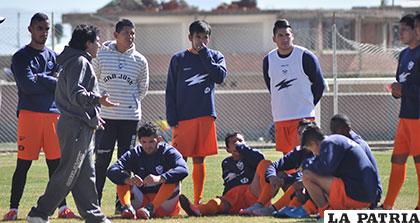 Mario Rolando Ortega en plena charla técnica con sus dirigidos