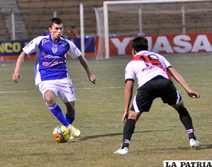 Juan Carlos Zampiery, jugador de Sport Boys, con el balón