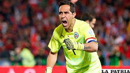 Claudio Bravo es portero de la selección chilena de fútbol