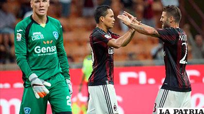 El colombiano Bacca celebra con su compañero el gol que anotó 