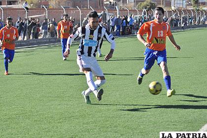 La acción de juego del compromiso en el cual Escara superó a 
Oruro Royal