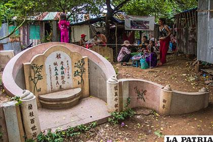Adultos y niños viven  entre tumbas y lápidas, en una comunidad vietnamita