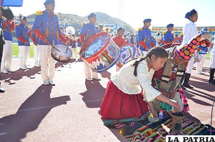 También hubo ceremonia como parte la coreografía preparada por los alumnos del colegio Antofagasta de Challapata