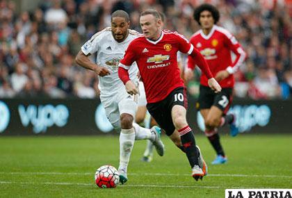 Wayne Rooney no estuvo acertado en el Manchester United /milenio.com